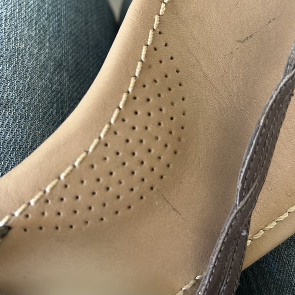 UGG LEATHER T-Strap SANDALS! Strappy ankle. Taupe/Dark Gray 9.5 GREAT Condition! - Picture 8 of 9